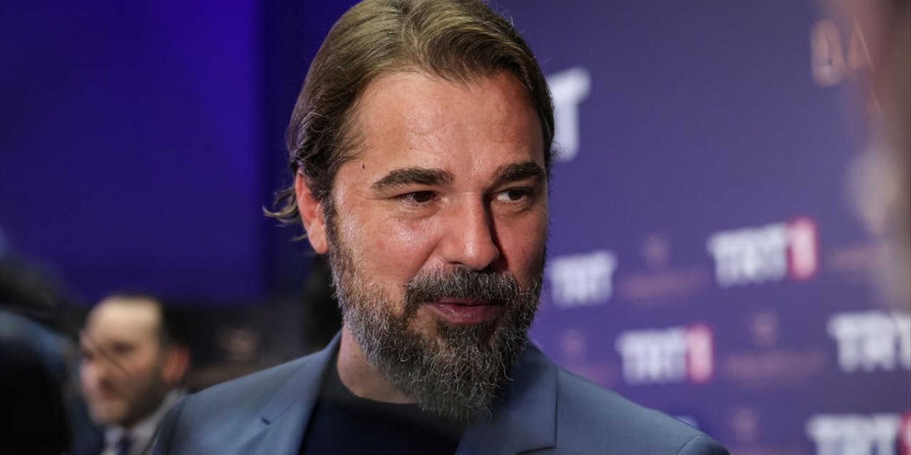 Engin Altan Düzyatan'a İngiltere'de 'en İyi Erkek Oyuncu' Ödülü Verildi