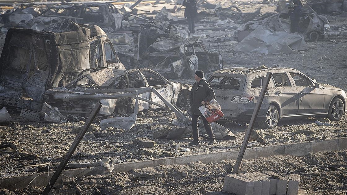 Rusya Saldırılarının Hedefindeki Kiev'de, 35 Saatlik Sokağa Çıkma Yasağı İlan Edildi