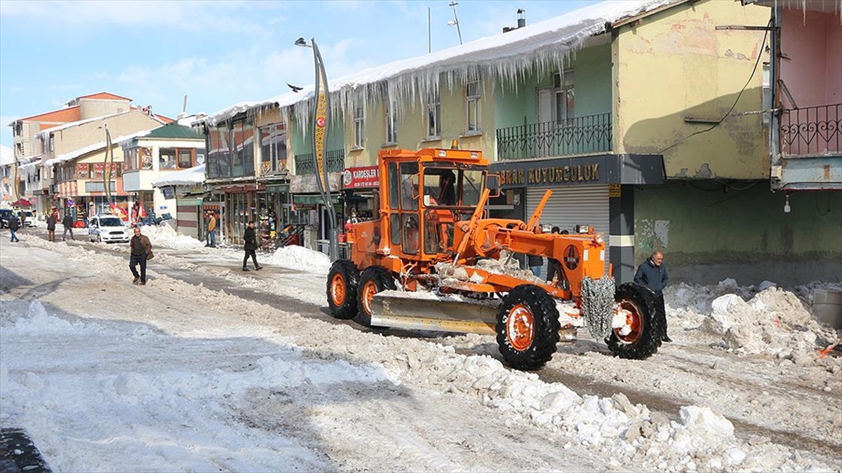 Bingöl Karlıova'da Kar Temizleme Çalışması İçin Tüm Ekipler Seferber