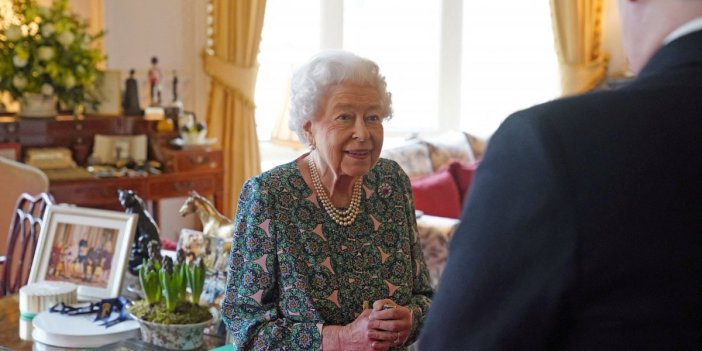 Kraliçe Elizabeth'in tekerlekli sandalye kullandığı iddia edildi