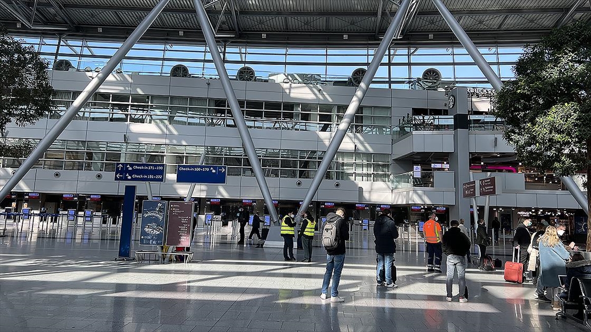 Almanya'da Güvenlik Görevlilerinin İkinci Uyarı Grevi, Hava Ulaşımını Felç Etti