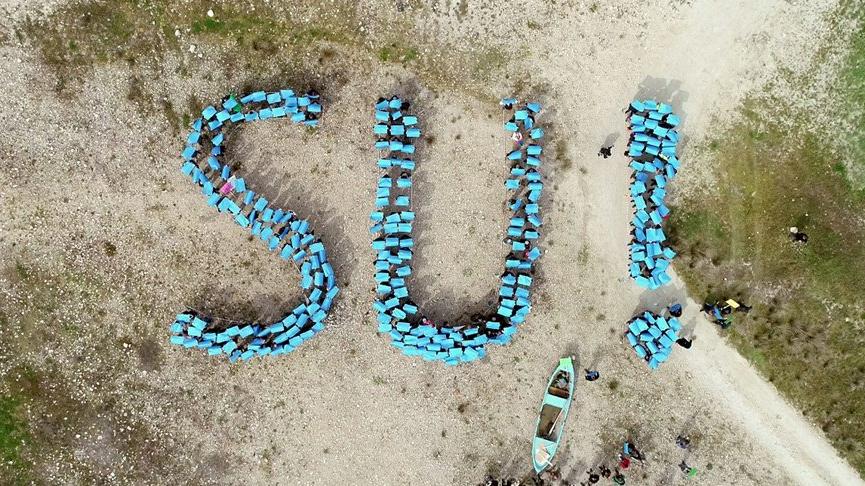 Kuraklığa dikkat çekmek için insan bedeni ile ‘Su!’ yazdılar