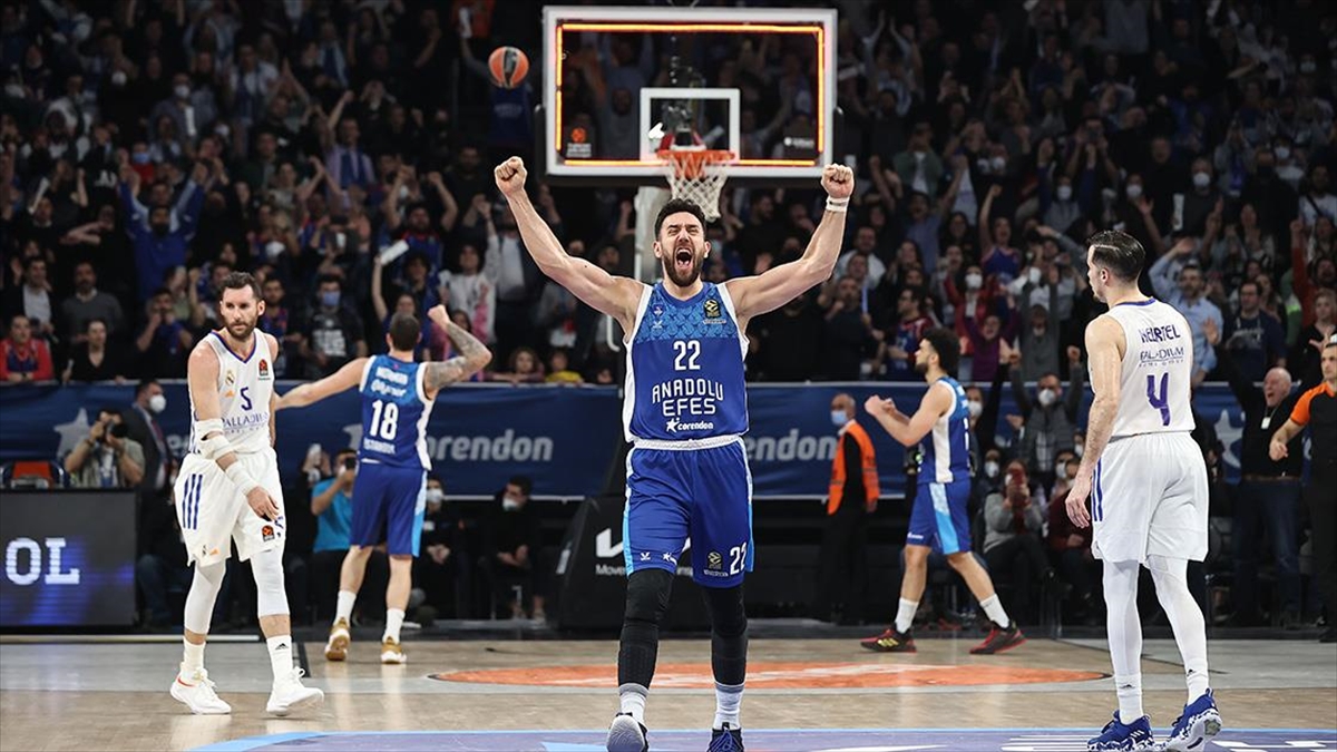 Anadolu Efes, Real Madrid'i Mağlup Etti