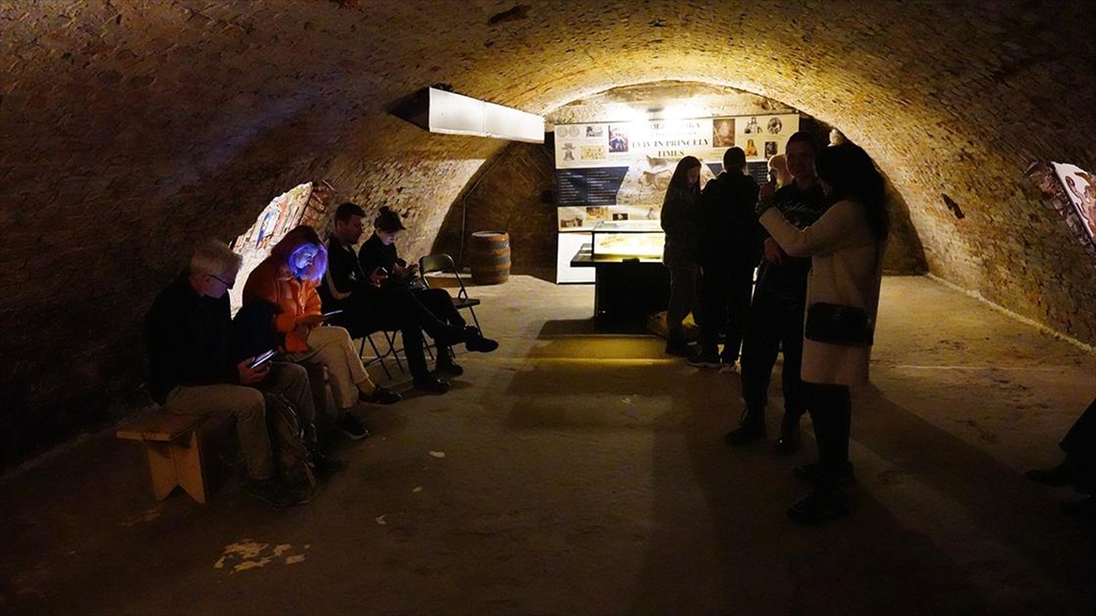 Ukrayna'nın Lviv Kentinde Sirenleri Duyan Halk 400 Yıllık Sığınağa Koşuyor