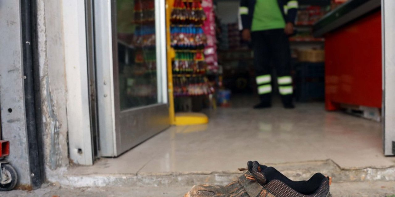 Gaziantep'teki işçi marketi kirletmemek için çamurlu ayakkabılarını çıkardı
