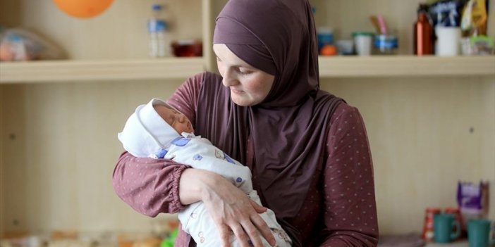 Savaş Mağduru Kırım Tatar Türkü Kadının Bebeği, Gözlerini Türkiye'de Açtı