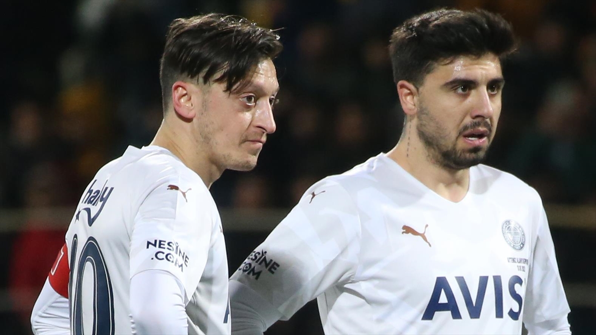 Fenerbahçe'de Mesut Özil Ve Ozan Tufan Kadro Dışı Bırakıldı