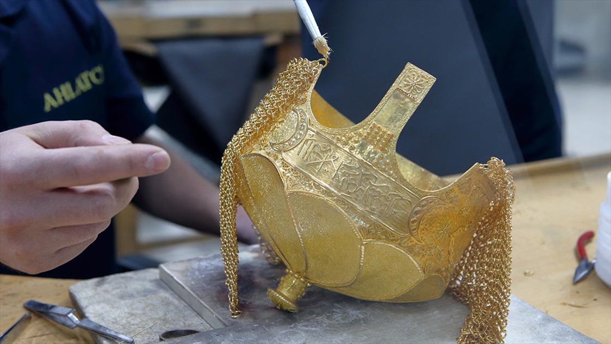 Sultan Alparslan'ın Miğferinin Kopyası Üç Kilogram Altın Kullanılarak Yapıldı