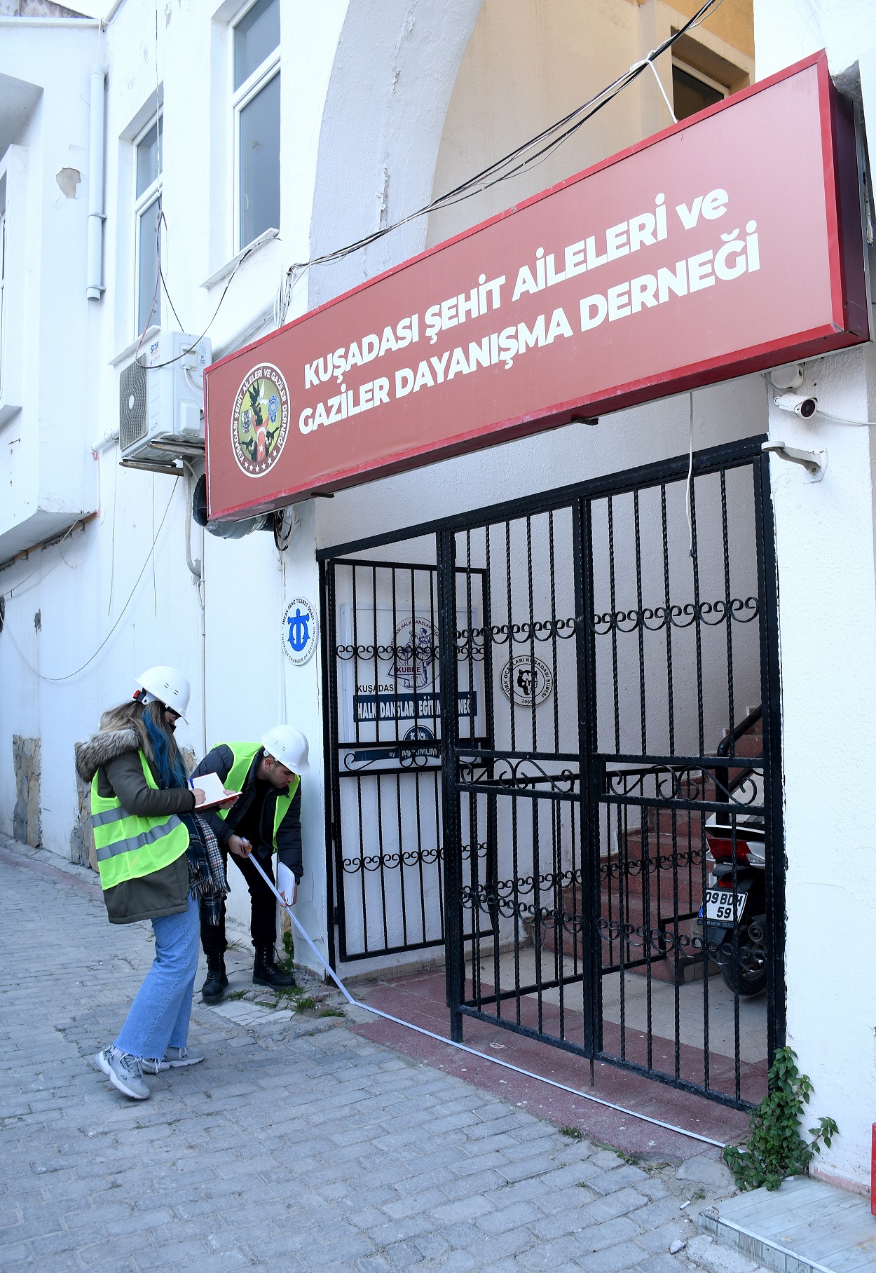 BAŞKAN ÖMER GÜNEL’İN TALİMATIYLA ŞEHİT AİLELERİ VE GAZİLERE ENGELLİ ASANSÖRÜ