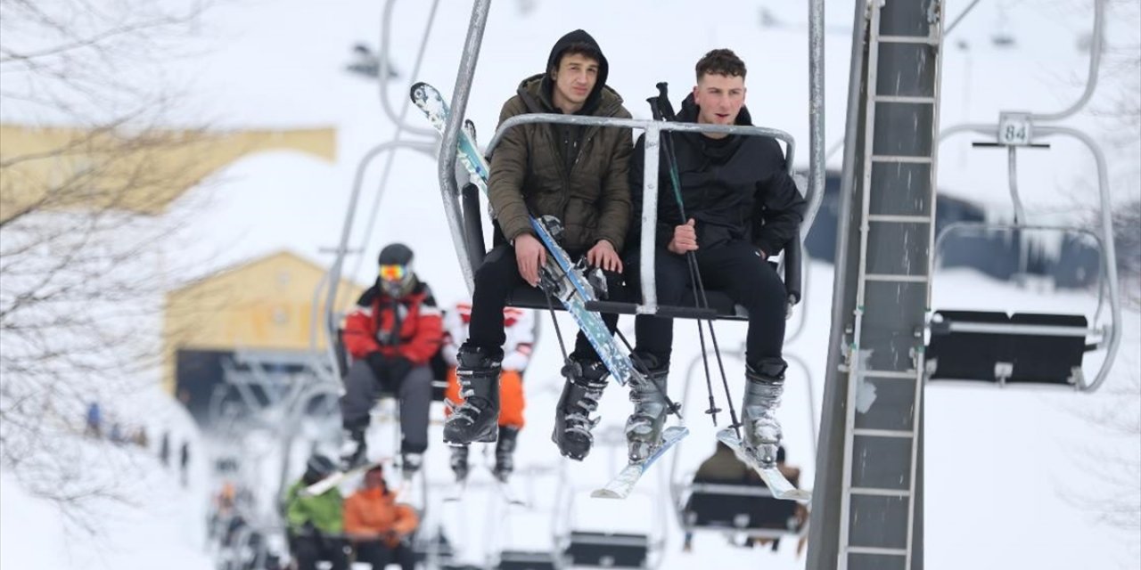 Kayak Sezonu Uzayan Kartepe'de Kar Keyfi Sürüyor