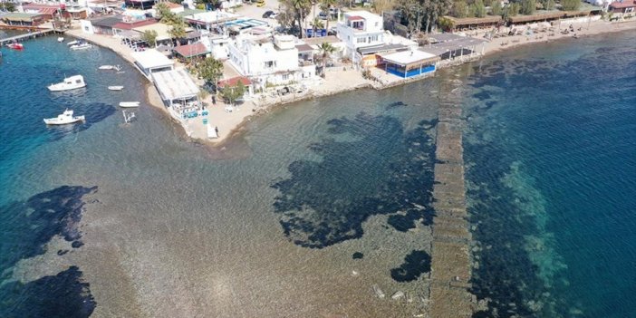 Bodrum'da Denizin Çekilmesiyle Tavşan Adası'na Uzanan Tarihi Surlar Ortaya Çıktı