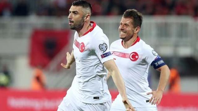 Emre Belözoğlu'ndan dikkat çeken Burak Yılmaz göndermesi