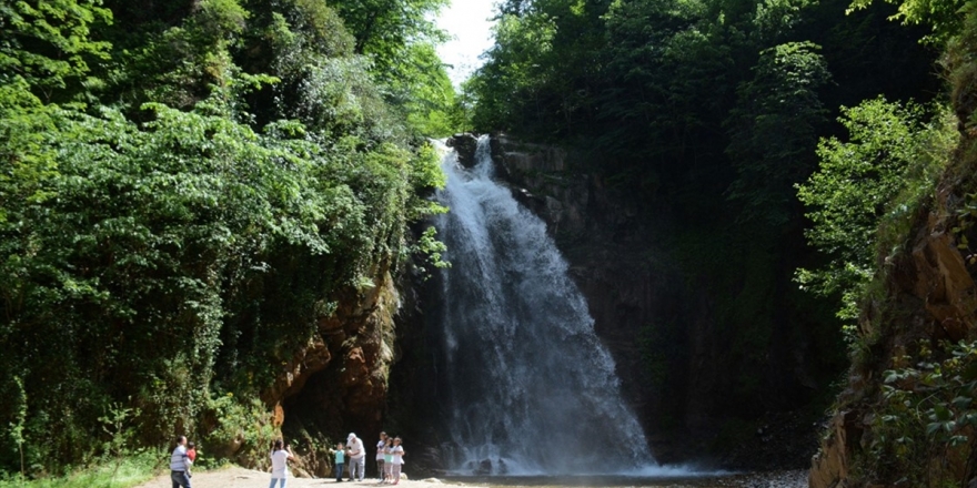 Örümcek Ormanları'ndaki Şelale Ziyaretçilerini Bekliyor