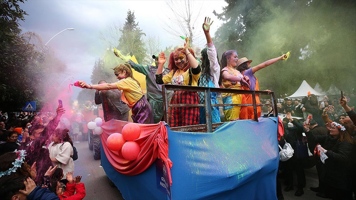 Adana 10. Uluslararası Portakal Çiçeği Karnavalı Kortej Geçişiyle Başladı