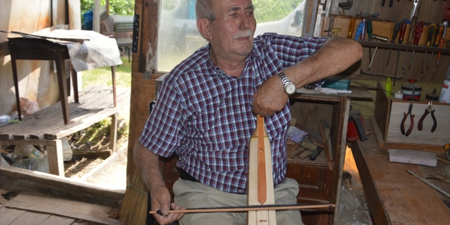 'Şeker Usta' Kemençe Yaparak Ağaçlara Hayat Veriyor