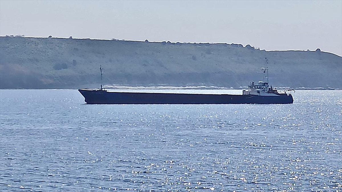 Çanakkale Boğazı'nda Yük Gemisi Karaya Oturdu
