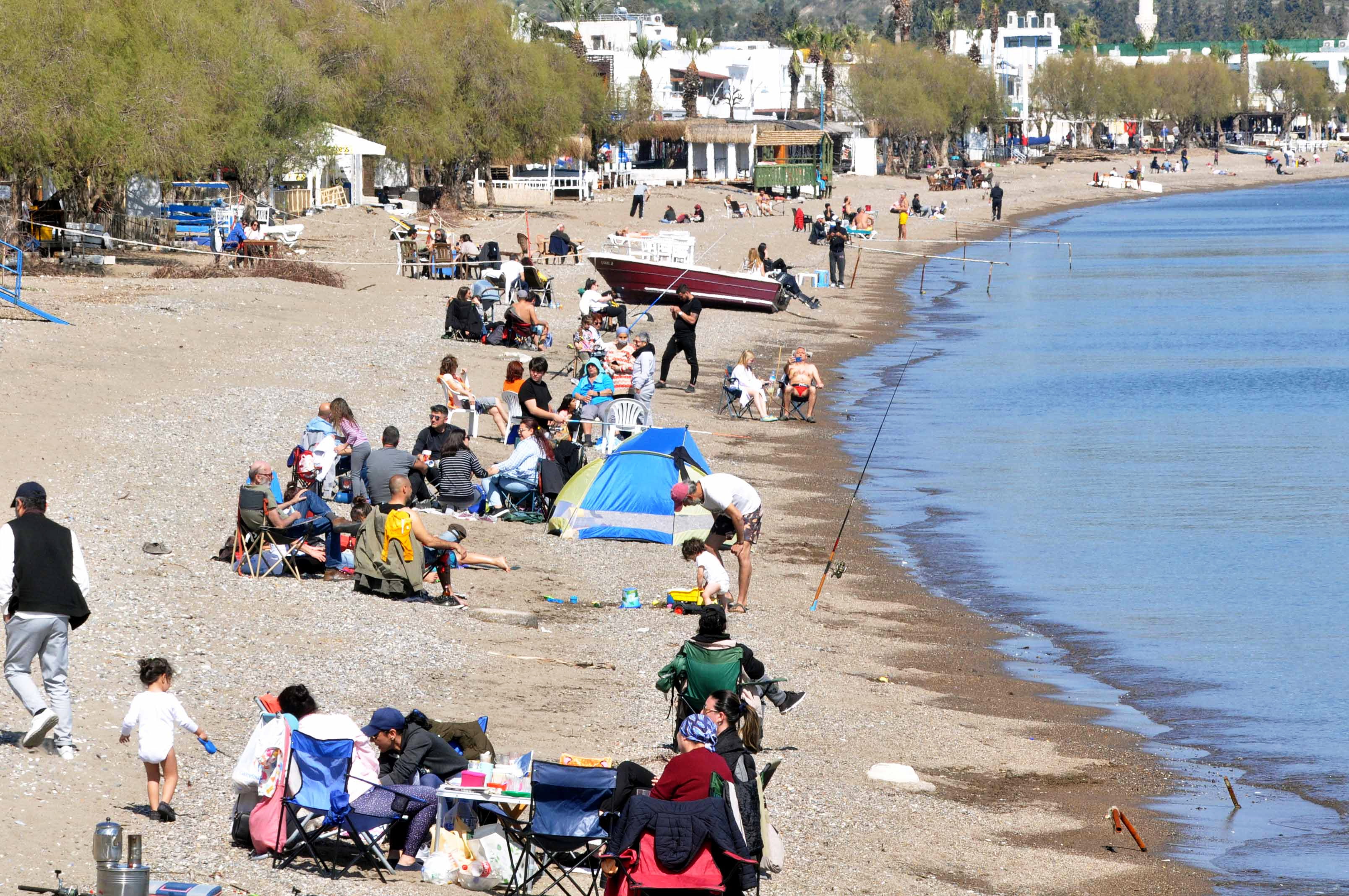 Güneşi gören sahile akın etti, deniz keyfi erken başladı