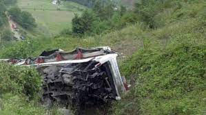 Otobüs şarampole devrildi! Çok sayıda ölü ve yaralı var
