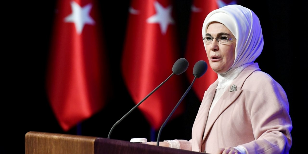 Emine Erdoğan: Ukrayna'daki Savaş Mağduru Yetim Çocukları Ülkemizde Ağırlamaktan Mutluluk Duyuyorum