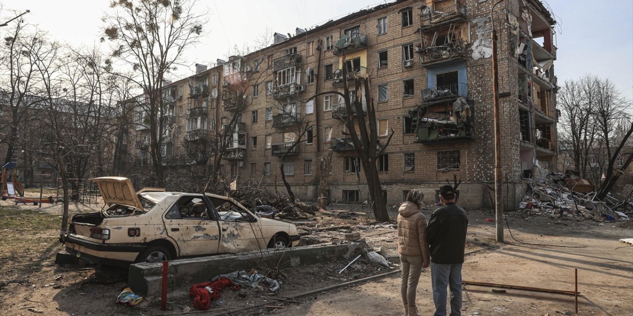 Ukraynalılar, Bombardıman Tehlikesine Rağmen Kiev'de Yaraları Sarmaya Çalışıyor