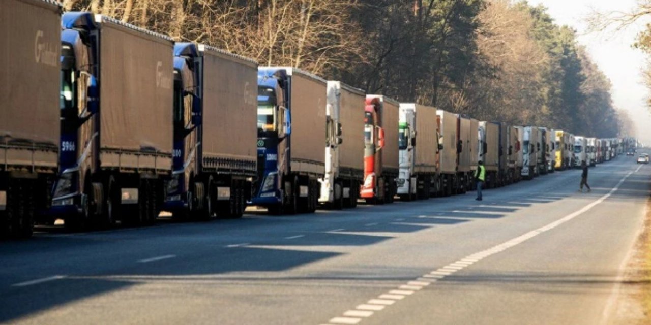 Polonya-Belarus sınırında 38 kilometrelik tır kuyruğu oluştu