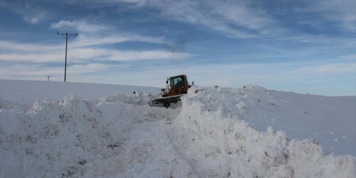 Kardan Yolu Kapalı Mezraya Saman Ulaştırılması İçin Ekipler Seferber Oldu