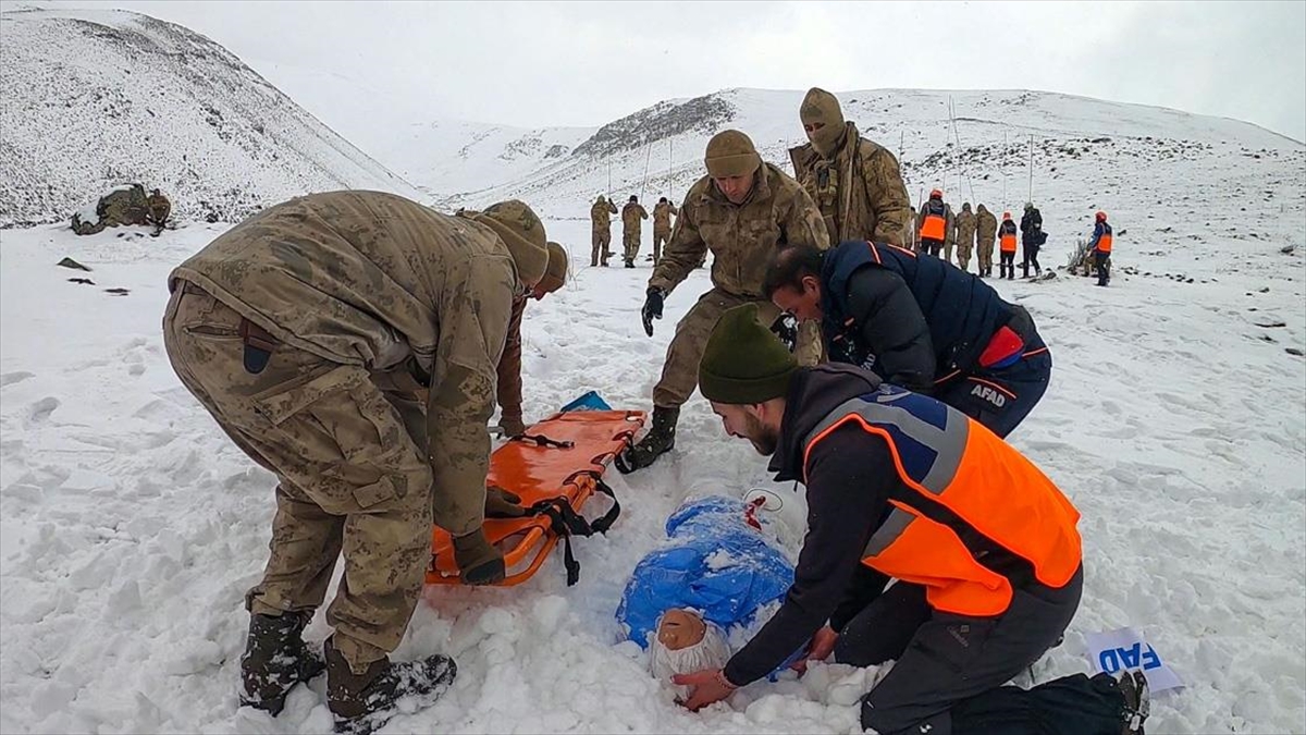 Komandolara Ağrı Dağı Eteklerinde 'Çığda Arama Kurtarma Eğitimi' Verildi