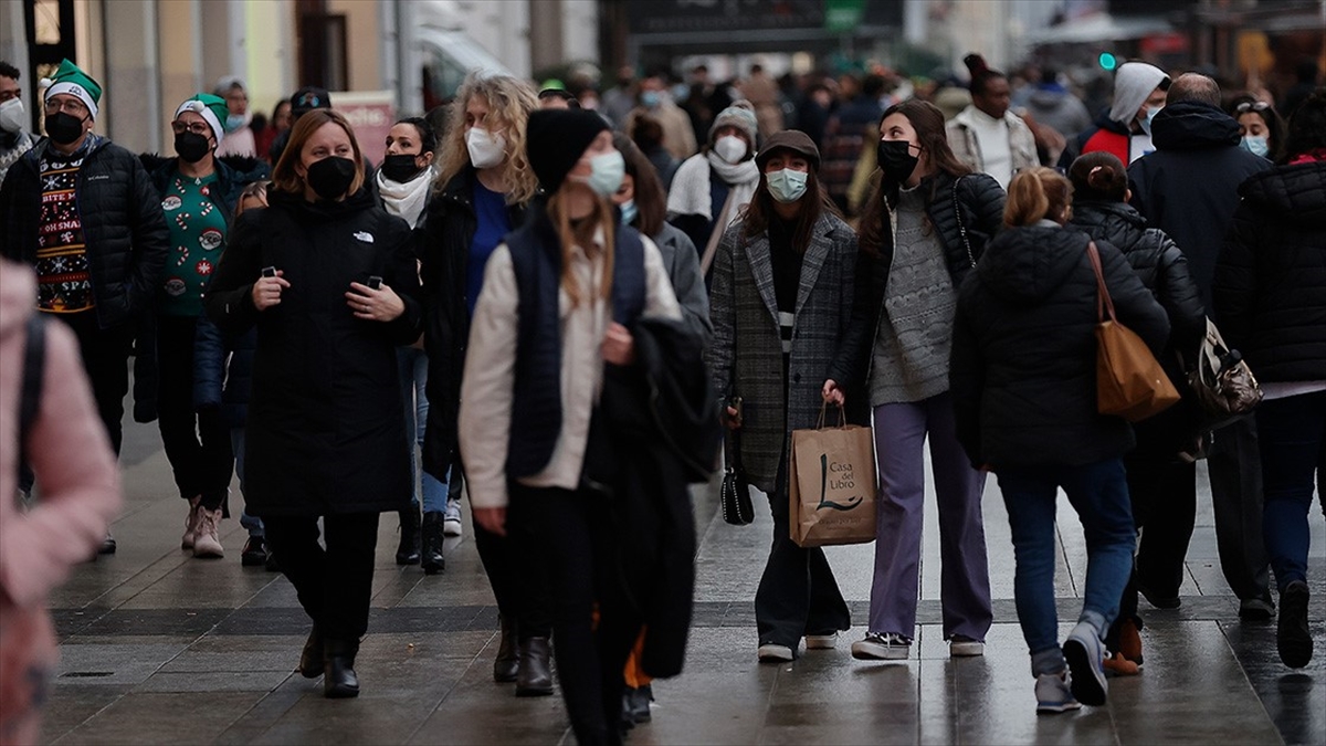 Avrupa'da Kovid-19 Vakalarında Artış Sürmesine Rağmen Tedbirler Kaldırılıyor