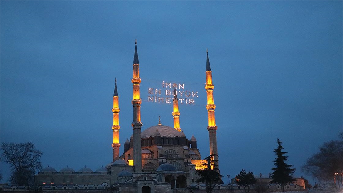 Selimiye Camisi Minarelerine "Mahya" Asıldı