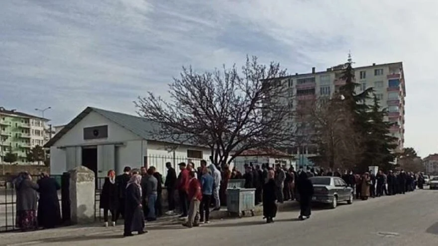 Yağın litresi 26 TL’den satışa çıktı, halk kuyruğa girdi