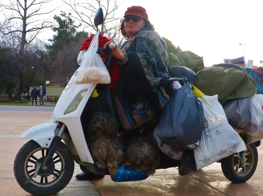 Kızının altın küpesini ararken Samsun’un ‘çekirdekçi ablası’ oldu