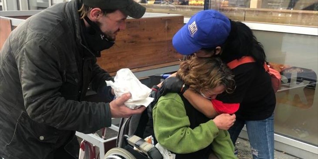 Almanya'daki Türkler Sokakta Kalan İhtiyaç Sahiplerine Yemek Dağıttı