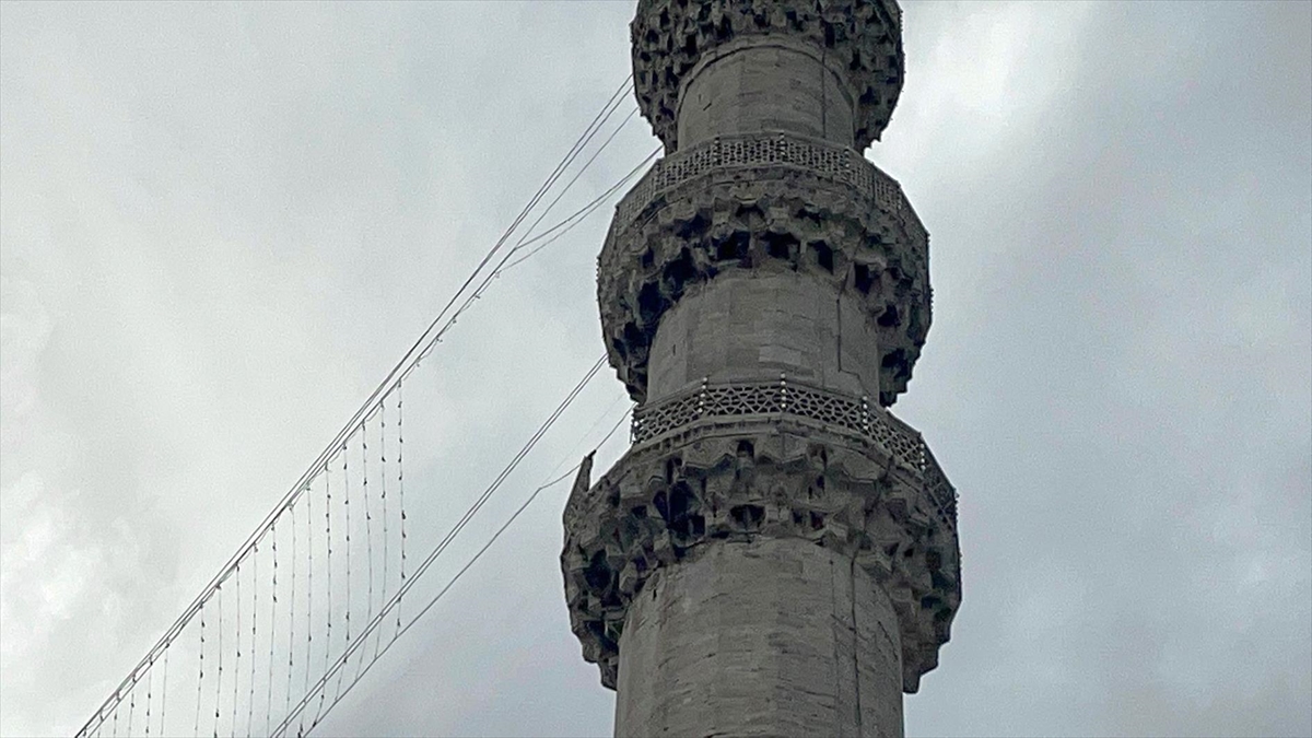 Süleymaniye Camisi'nin Şerefesinden Düşen Parça Kubbeye Zarar Verdi