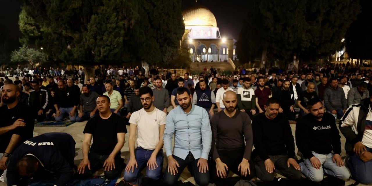 Mescid-i Aksa’da Binlerce Müslüman İlk Teravih Namazını Kıldı