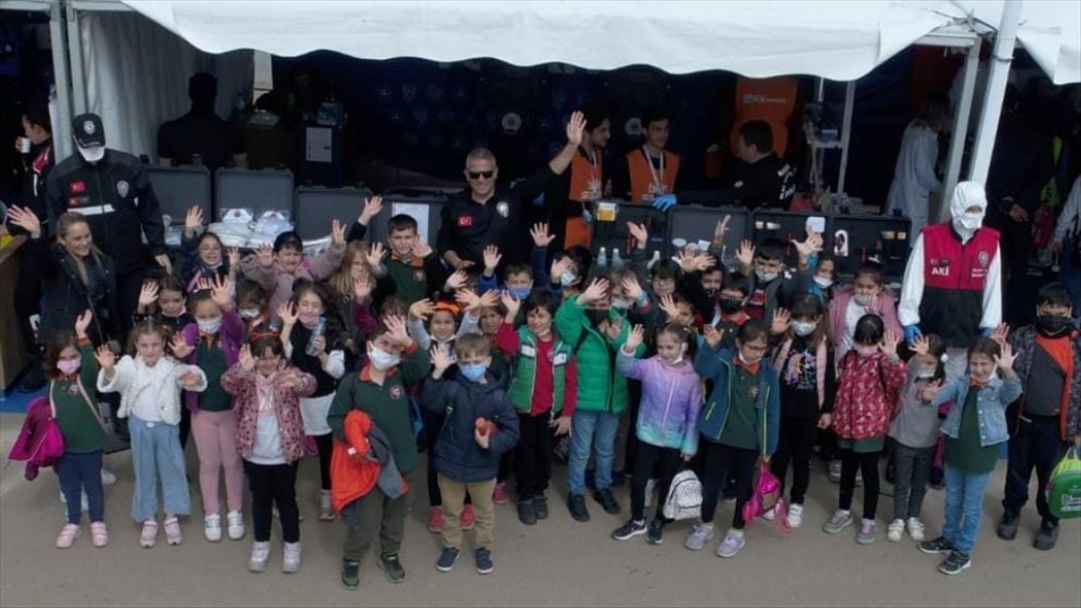 Kriminal Daire Başkanlığı, Antalya Bilimfest'te Bilim Ve Teknolojiyi Gençlerle Buluşturdu