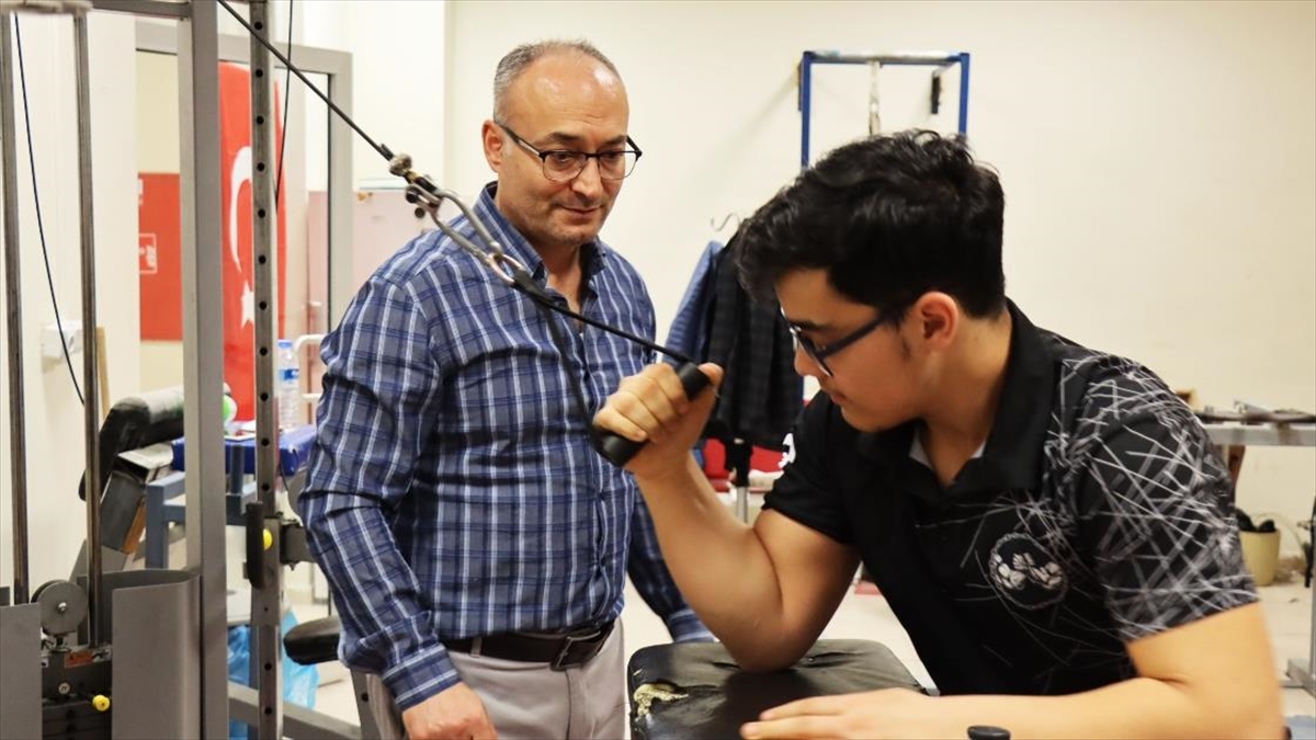 Antrenör Babasının Önerisiyle Bilek Güreşine Başlayan Sporcu Kürsünün Zirvesine Çıktı