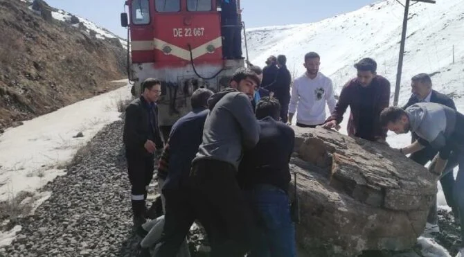 Doğu Ekspresi raylarına kaya düştü!