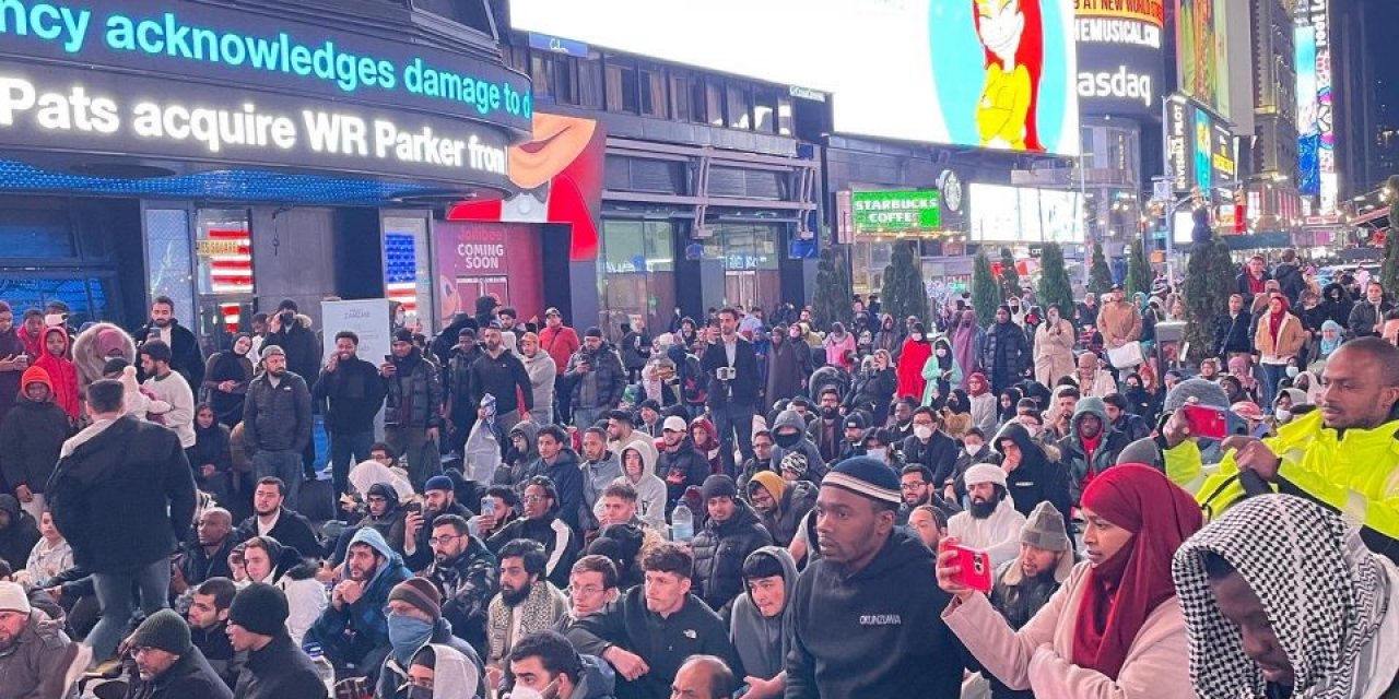 ABD'de Müsümanlar Times Meydanı'nda teravih kıldı