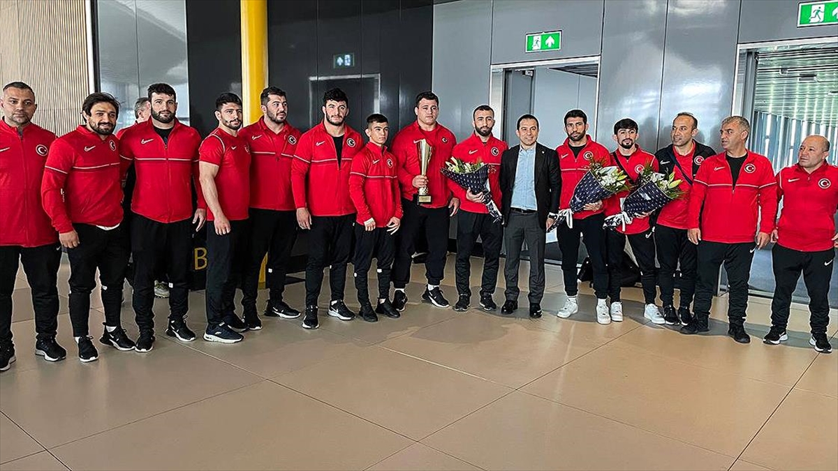 Grekoromen Güreş Milli Takımı Yurda Döndü