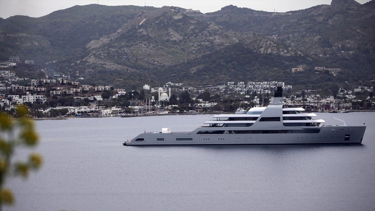 Rus Milyarder Abramoviç'in Yatı Yalıkavak'a Demir Attı