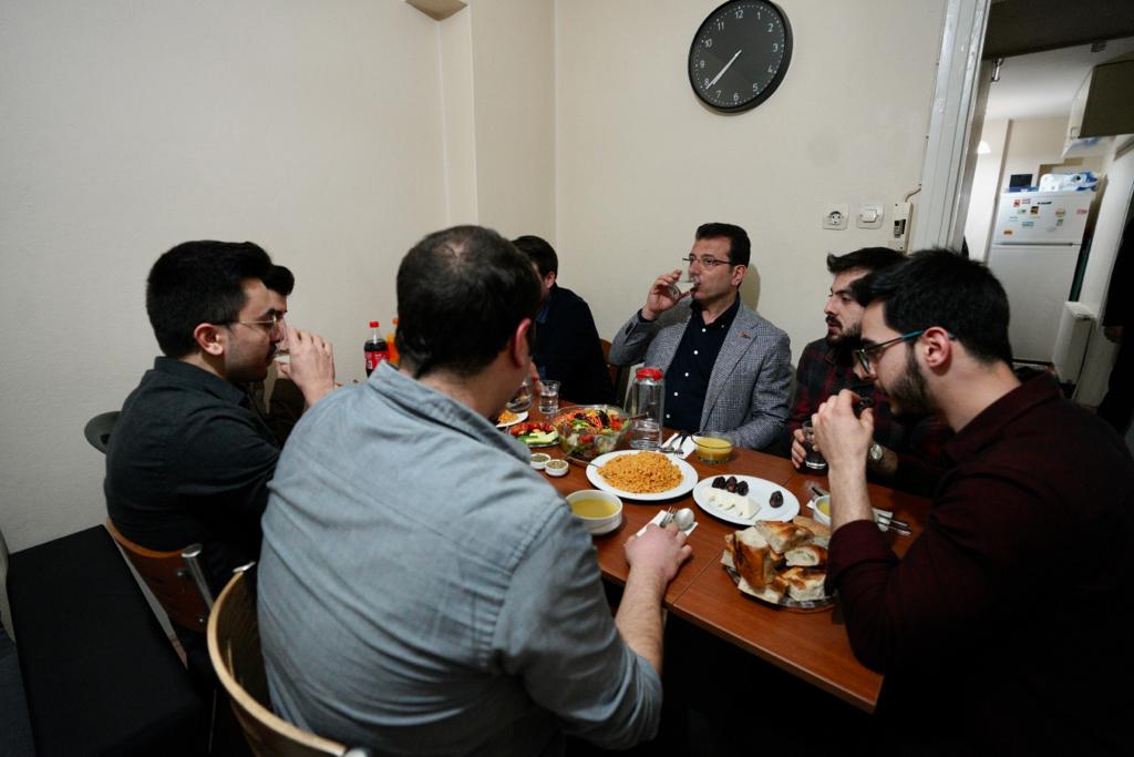 İmamoğlu İftarını 6 tıp öğrencisiyle açtı