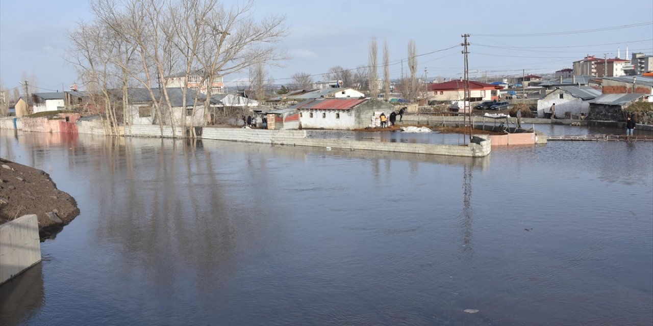 Kars’ta Karların Erimesinin Ardından 15 Ev Ve Bazı Ahırları Su Bastı