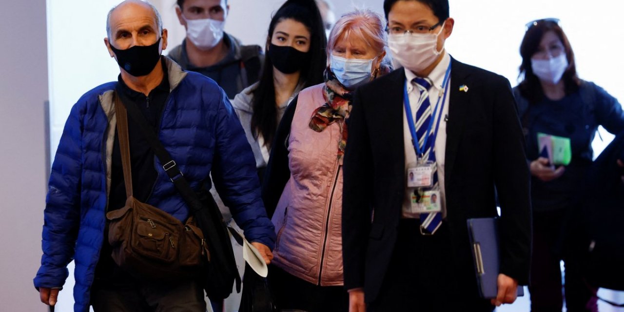 Japonya Dışişleri Bakanı, Polonya'dan 20 Ukraynalı mülteci ile döndü