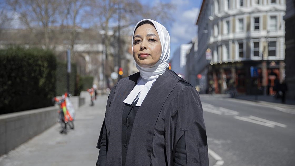 İngiltere'de 'Kraliçe'nin Danışmanı' Unvanını Alan İlk Başörtülü Ceza Avukatı Konuştu