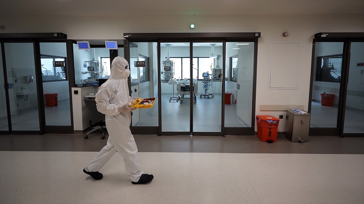 Türkiye'de 12 Bin 213 Kişinin Kovid-19 Testi Pozitif Çıktı, 37 Kişi Hayatını Kaybetti