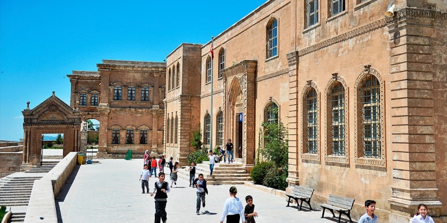 Bu Enstitüde El Sanatları Ustaları Yetiştiriliyor