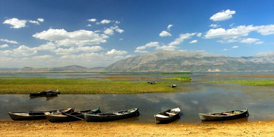Nilüferleriyle Ünlü Işıklı Gölü Doğaseverleri Bekliyor