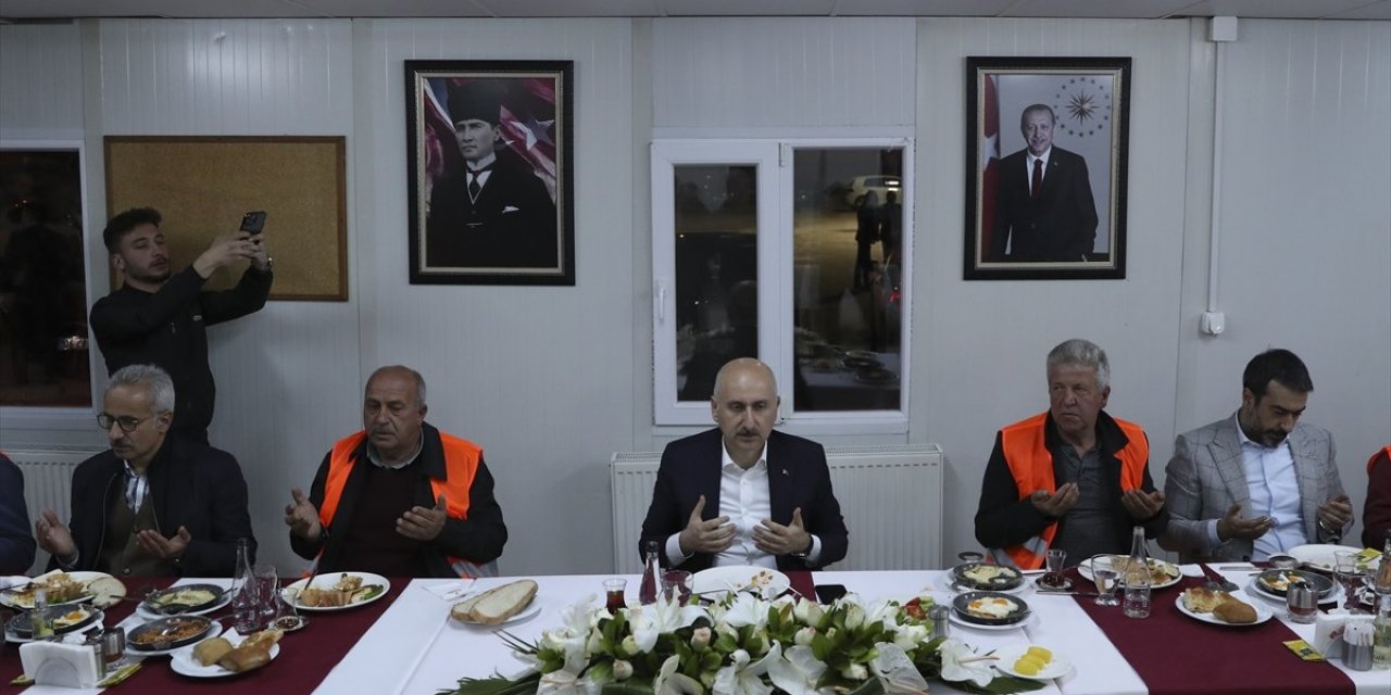 Adil Karaismailoğlu, işçilerle sahur yaptı