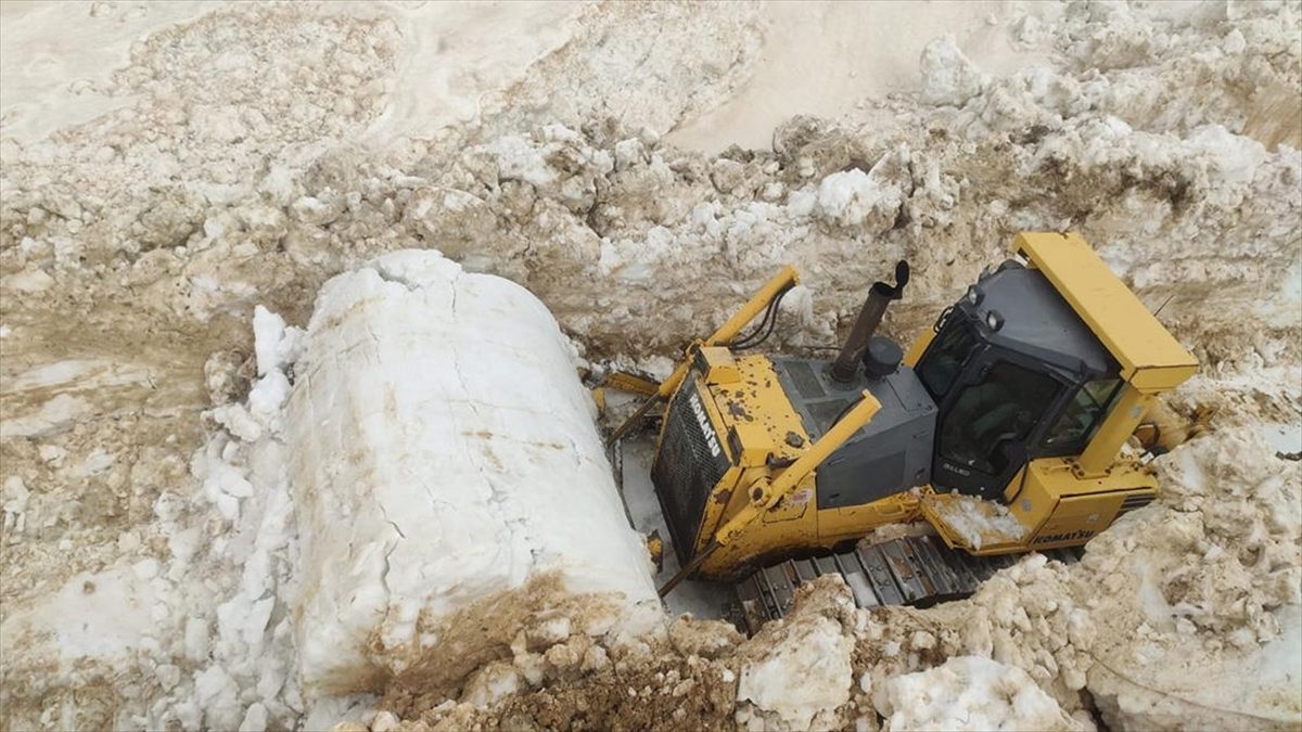 Hakkari'de Üs Bölgesi Yolunda Metrelerce Karla Mücadele Sürüyor