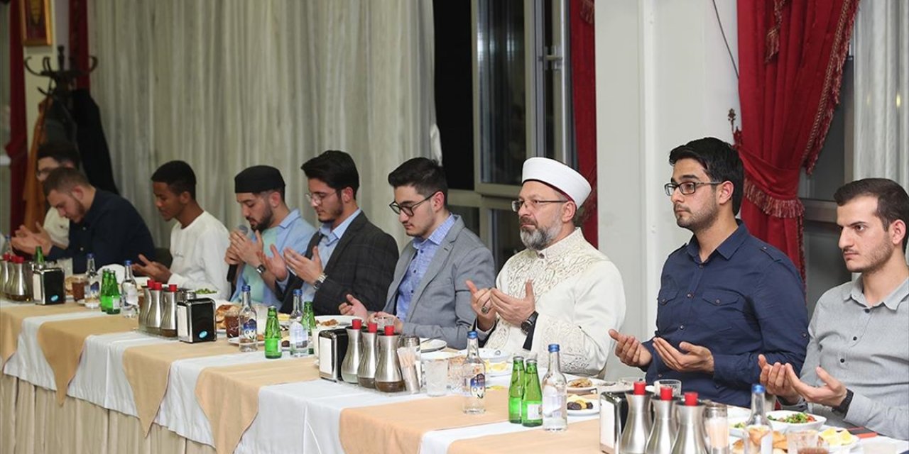 Diyanet İşleri Başkanı Erbaş, İftarda Gençlerle Buluştu
